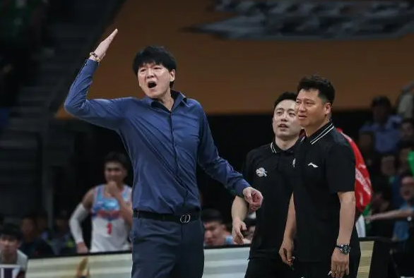 篮球界重磅：邱彪离任新疆男篮主帅，转投山东执教