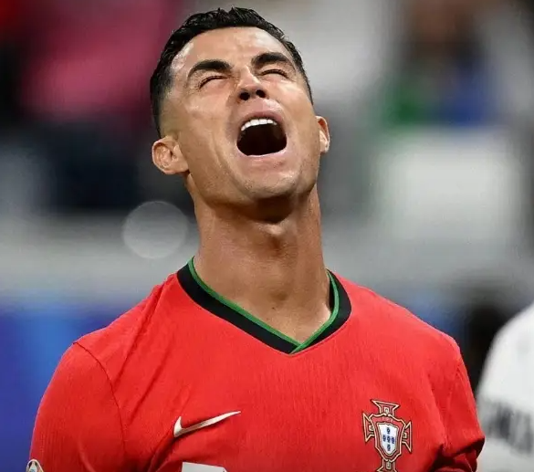 2024欧洲杯八强诞生，葡萄牙面临严峻挑战，C罗麻烦大了。