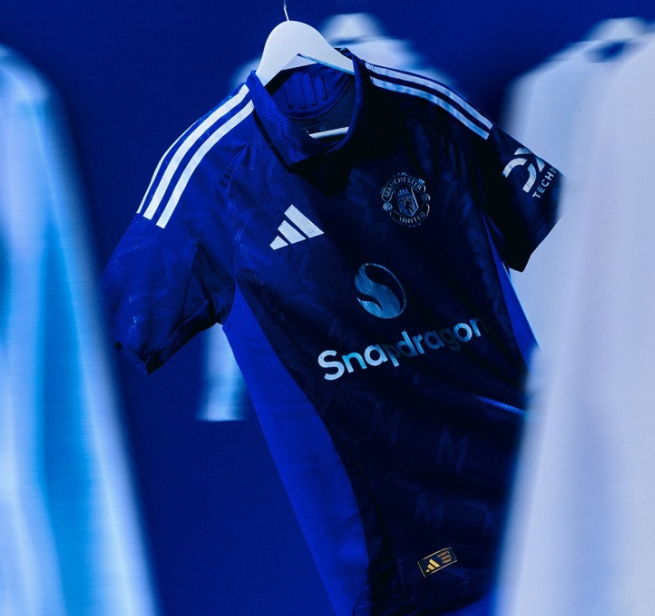 曼联全新客场球衣亮相，深浅蓝色搭配+暗纹。