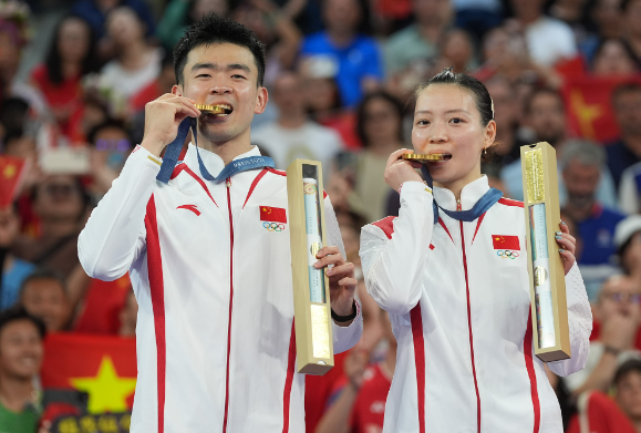  郑思维/黄雅琼巴黎奥运羽毛球混双夺金，横扫韩国组合创历史