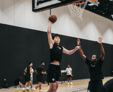 杨瀚森完成第11支球队猛龙试训 将返回洛杉矶休整