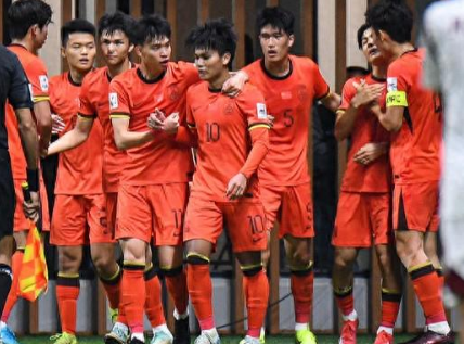 国足昨晚完成东亚杯备战首练 蒯纪闻王钰栋或扛进攻大旗