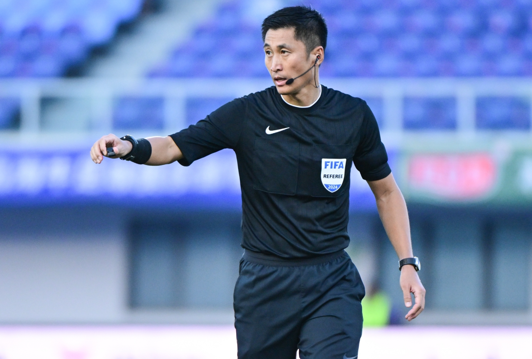 足协官宣：马宁执法京沪大战，漏判点球组合麦麦提江+唐顺齐被“停哨”